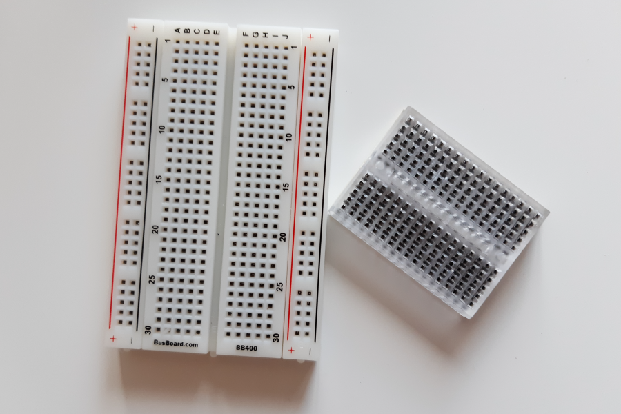 Protoboard normal i mini para realizar proyectos de robótica y conexiones de componentes electrónicos