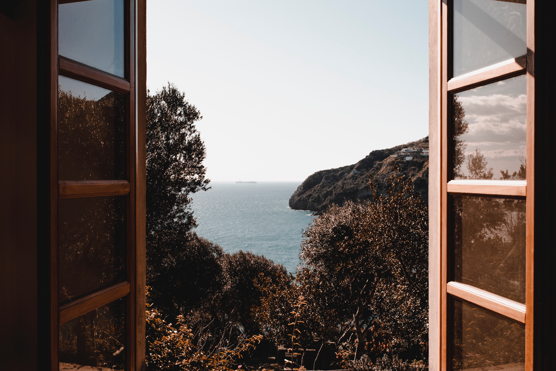 Ventana abierta dejando renovar el aire para tener buena calidad