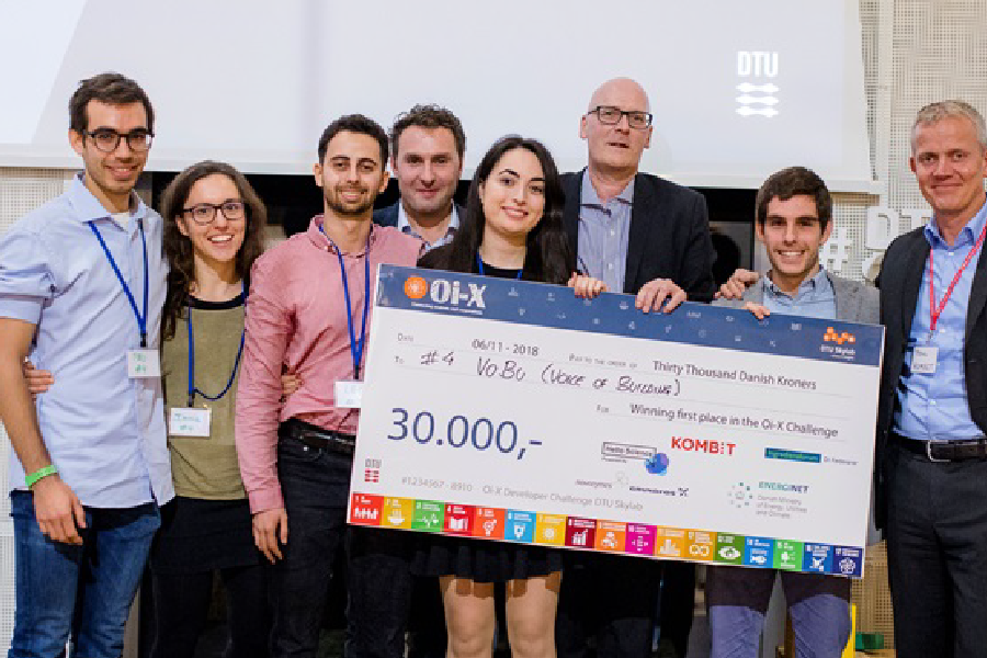 Equipo vobu recogiendo le primer premio de Oi-X de stratups