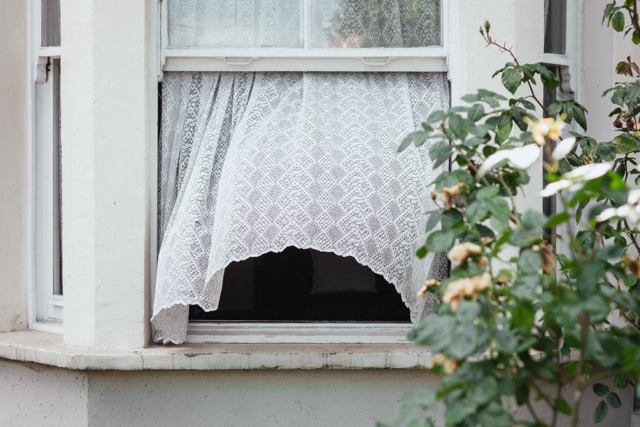 Ventana abierta para ventilar y regenerar el aire de una casa